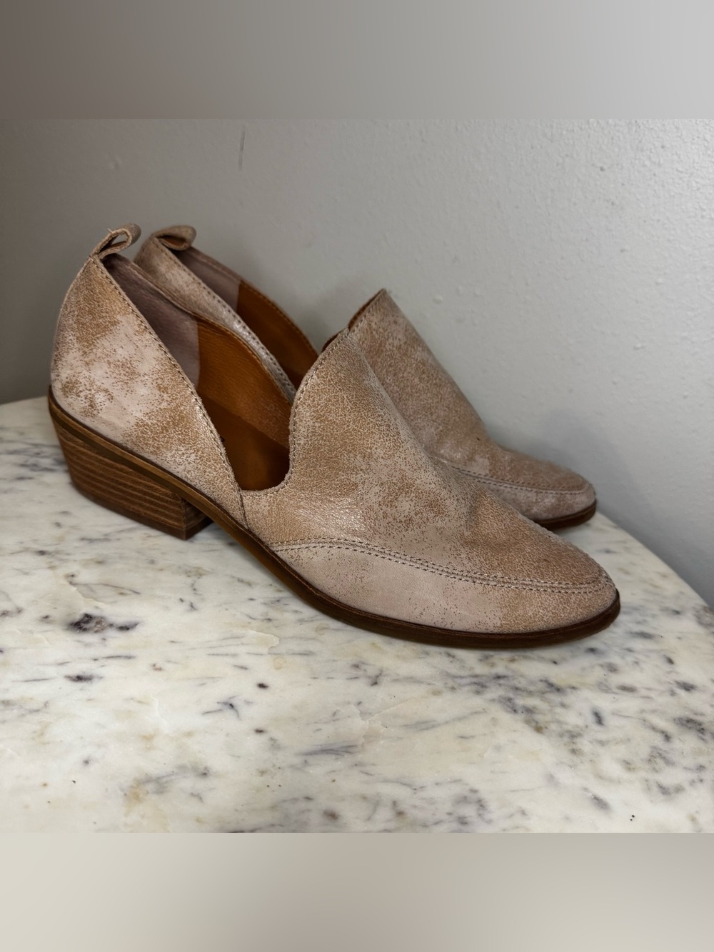 Lucky Loafers Size 9.5 M beige Leather
Heels shoes